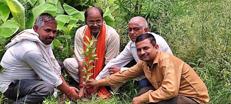 प्रखर राष्ट्रवादी डा. श्यामा प्रसाद मुखर्जी के जन्मदिवस पर वृक्षारोपण किया गया