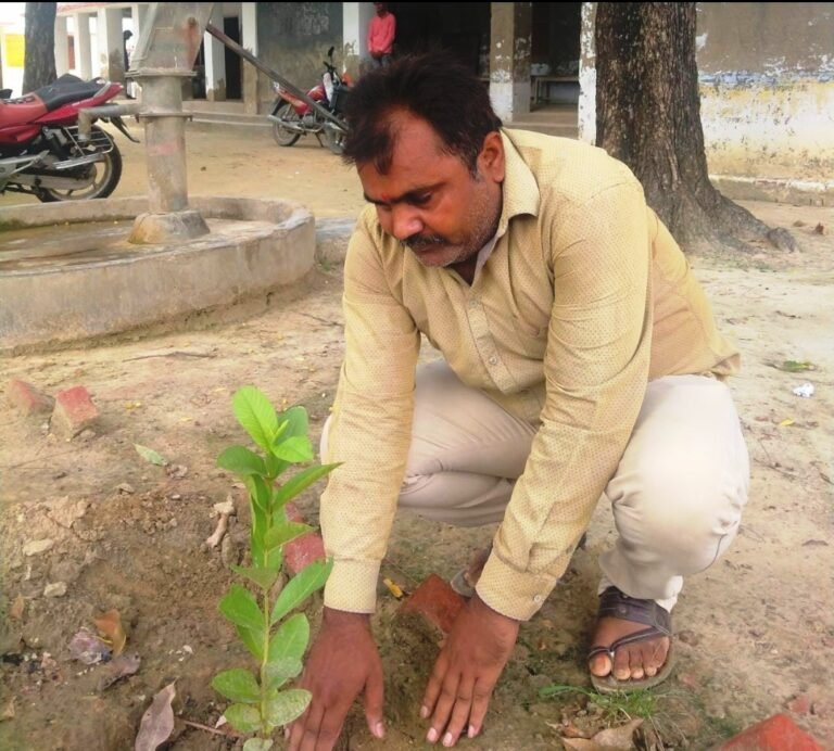 पिता की पुण्यतिथि पर पुत्रा ने रोपित किए पिता के मनपसंद अमरुद के पौधे