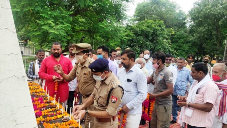 शहीदों को पुष्पांजलि अर्पित की गई