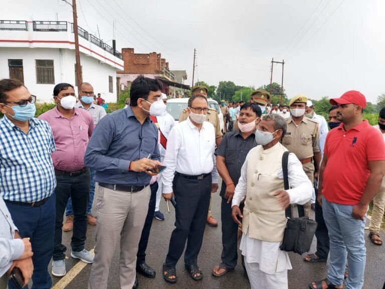 जिलाधिकारी द्वारा बाढ़ प्रभावित क्षेत्रों का भ्रमण कर स्थिति का लिया जायजा, दिए आवश्यक दिशा-निर्देश