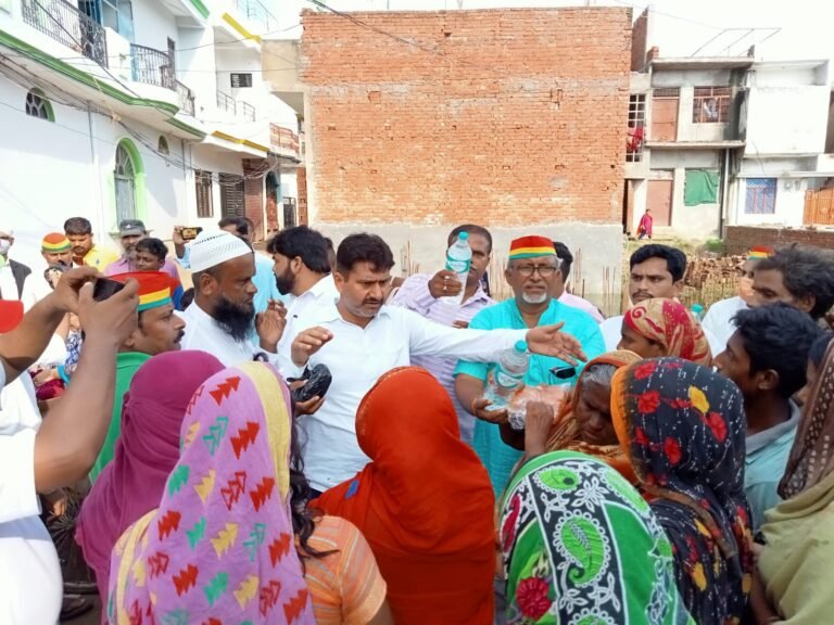 करैली क्षेत्र अंतर्गत बाढ़ पीड़ितों को प्रगतिशील समाजवादी पार्टी द्वारा किया गया राहत सामग्री वितरण