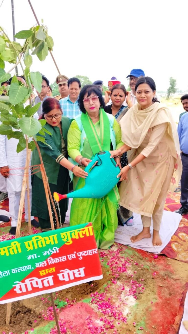 प्रभारी मंत्री ने वृक्षारोपण अभियान में हरिशंकरी पौधा लगाया, एक पेड़ मां के नाम का दिया संदेश