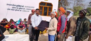 दैनिक मजदूर धीरेन्द्र कुमार बने मानवता की मिसाल, अपनी कमाई से 100 गरीबों में बांटे कंबल