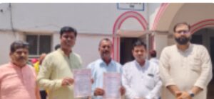 व्यापारियों की समस्याओं को लेकर व्यापार मंडल ने जिला अधिकारी को सौंपा ज्ञापन