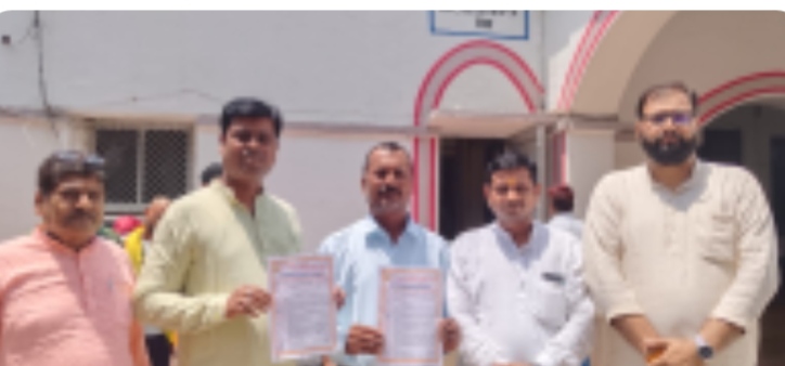 व्यापारियों की समस्याओं को लेकर व्यापार मंडल ने जिला अधिकारी को सौंपा ज्ञापन