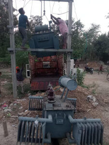 15 दिन बाद बदला गया जला ट्रांसफार्मर, गांव में लौटी बिजली, ग्रामीणों ने जताया आभार