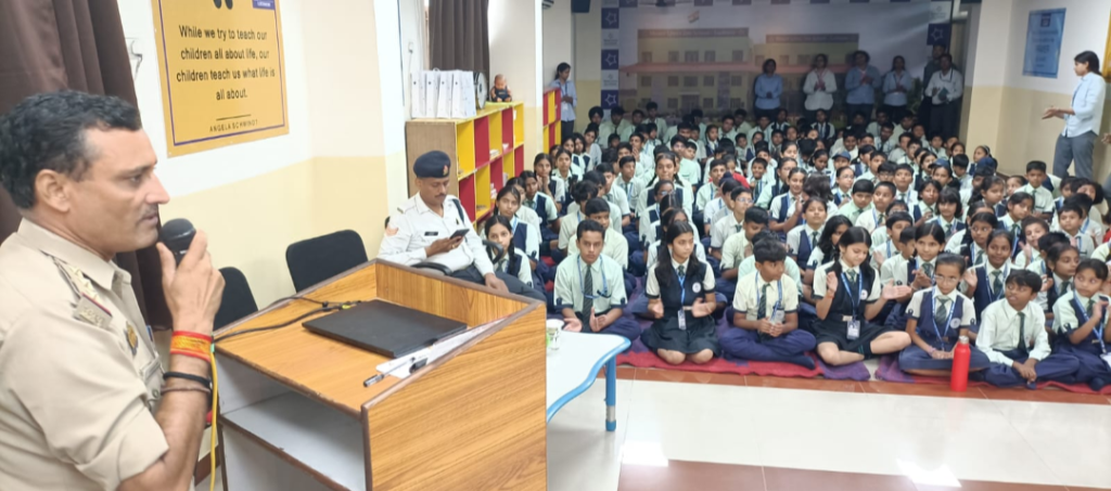 ट्रैफिक पुलिस द्वारा माउंट लिटरा जी स्कूल में सड़क सुरक्षा कार्यशाला का आयोजन