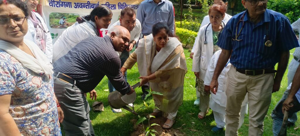 उपमुख्यमंत्री के आह्वान पर वीरांगना अवंतीबाई अस्पताल में लगाए गए 300 पौधे