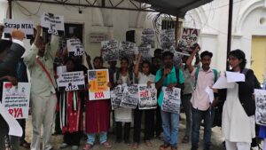 बिहार में छात्र कार्यकर्ताओं की गिरफ्तारी के विरोध में दिशा छात्र संगठन का प्रदर्शन