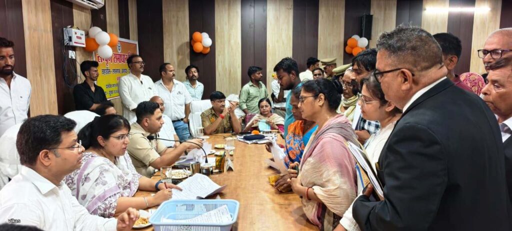 डीएम-एसपी ने तहसील लालगंज में सम्पूर्ण समाधान दिवस में फरियादियों की सुनी समस्याएं