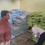 जिला अधिकारी ने देखा उर्वरक वितरण का हाल