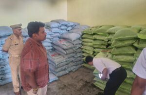 जिला अधिकारी ने देखा उर्वरक वितरण का हाल