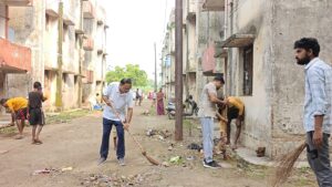 कांशीराम आवासीय कालोनी में सीएमओ ने किया श्रमदान, स्वच्छता का दिया संदेश