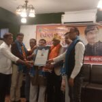 डाॅ0 विनय भदौरिया के गीतों में मिट्टी की खुशबू की अनुभूति होती है – वाई पी सिंह