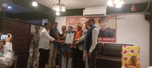 डाॅ0 विनय भदौरिया के गीतों में मिट्टी की खुशबू की अनुभूति होती है – वाई पी सिंह