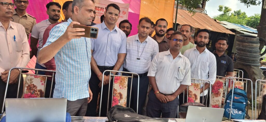 श्रमिक कल्याण को नई गति, लेबर चैक पर मेगा कैंप में डीएम ने श्रमिक बंधुओं से किया संवाद