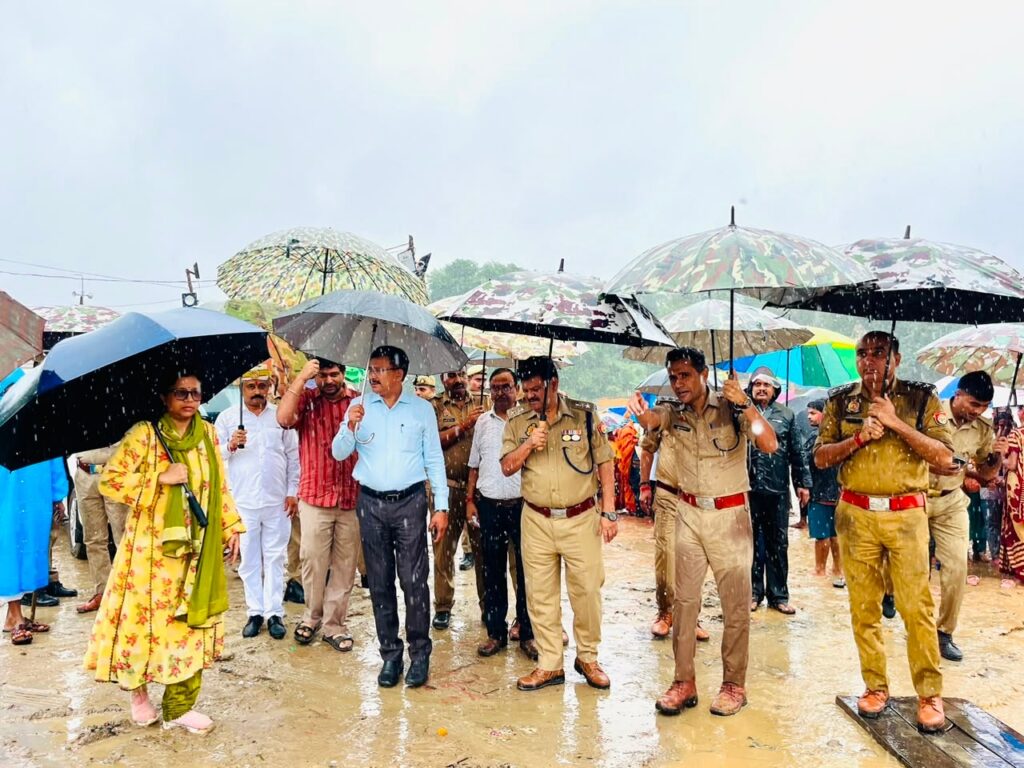 गणेश प्रतिमा विसर्जन के दृष्टिगत जिलाधिकारी एवं पुलिस अधीक्षक द्वारा झिंगहा घाट का किया गया निरीक्षण