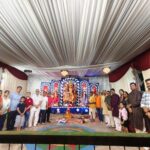 108 दीपों की दिव्य आभा से जगमगाया दुर्गा पूजा मंडप, बंगाली परंपरा में महाअष्टमी पूजन ने बांधा श्र(ा का समा